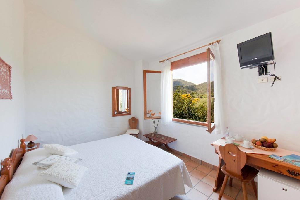 Hotel S'obreschida Castiadas Zimmer foto