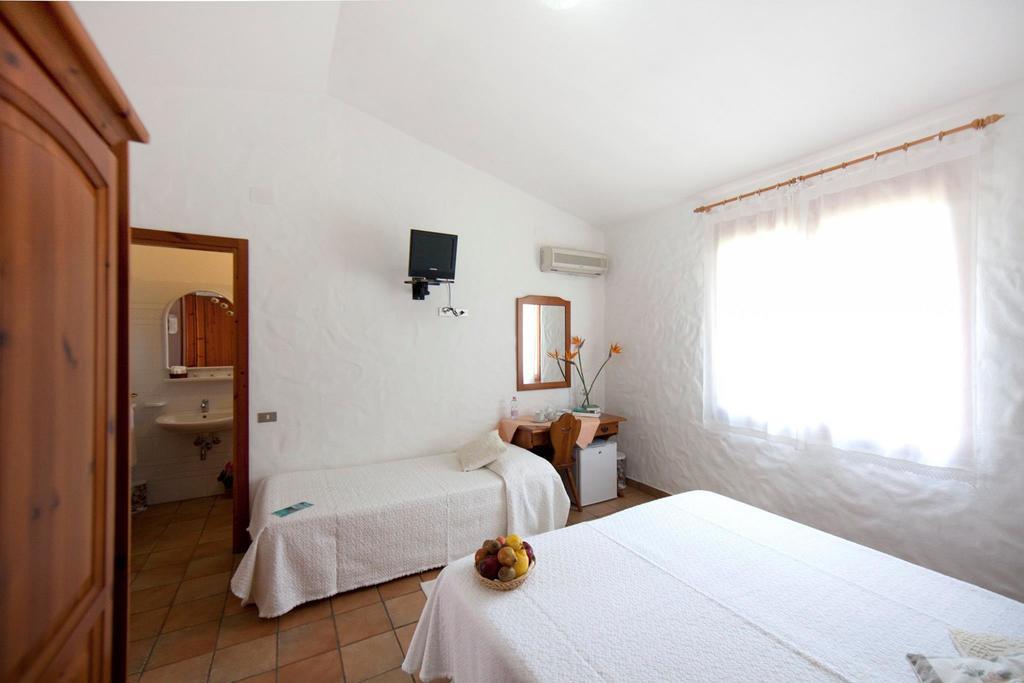 Hotel S'obreschida Castiadas Zimmer foto